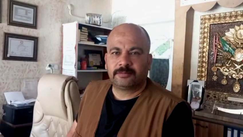 Avizenin monte edildiği kartonpiyerin altında kalmaktan saniyelerle kurtuldu