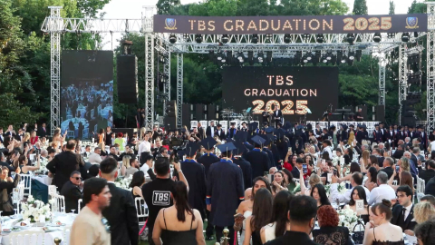 Tarabya İngiliz Okulları’nda mezuniyet coşkusu; Sertab Erener sahne aldı