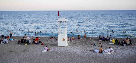 Konyaaltı Sahili'nde cankurtaran mesaisi sonrası tehlikeli saatler