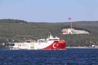 Çanakkale -Sismik araştırma gemisi Oruç Reis, Çanakkale Boğazı'ndan geçti /Ek video