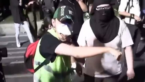 İstanbul- Saraçhane'de tehdit içeren söylemlerde bulunan gösterici gözaltına alındı