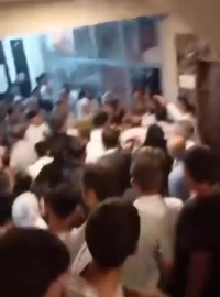 Düğün salonu önünde tekme ve yumruklu kavga kamerada