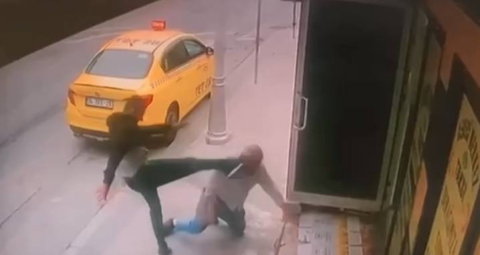 İstanbul - Sultangazi'de taksici oğlunun alacaklısı tarafından darbedildi