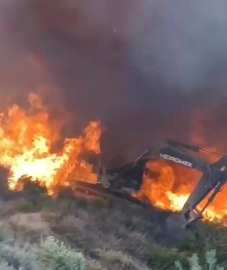 Alevlerin arasında kalan ekskavatörün operatörü ölümden döndü