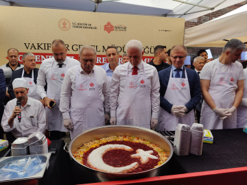 İstanbul- Tarihi Mısır Çarşısı’nda 20 bin kişilik aşure dağıtıldı