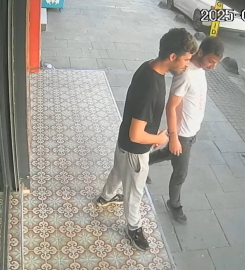 İstanbul - Sultangazi'de biri bekledi diğeri çaldı; telefon hırsızlığı kamerada