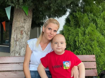 Kemik kanseri hastası oğlu için kendi tedavisini yarım bıraktı