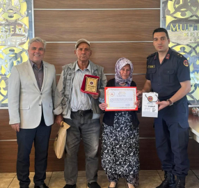 Afyonkarahisarlı çift, tüm mal varlıkları olan evi jandarmaya bağışladı