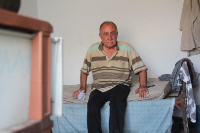 Aynı gün evini ve eşini kaybetti; depodan bozma tek odalı evde yaşıyor