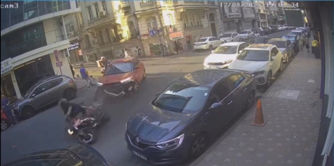İstanbul - Şişli'de ara sokaktan çıkan otomobil motosiklete çarptı