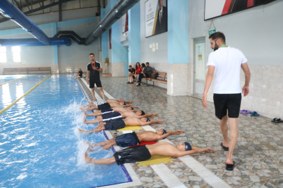Kirli derede yüzen çocuklar, havuza davet edildi