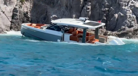 Bodrum'da arıza yapan tekne karaya oturdu, 3 kişi kurtarıldı