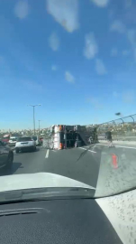 İstanbul - Başakşehir TEM'de kamyon devrildi, trafik yoğunluğu oluştu-1