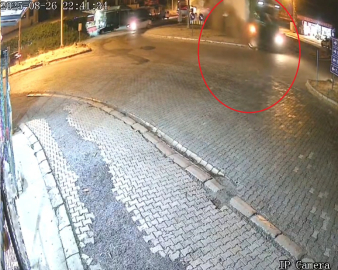 Freni boşalan TIR, sürücünün manevrasıyla refüje çıktı
