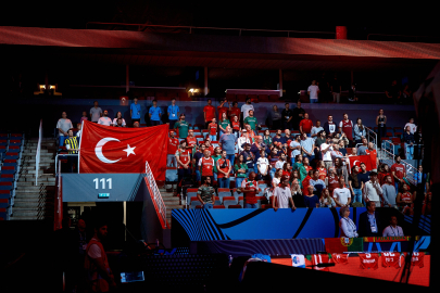 12 Dev Adam namağlup son 16’da