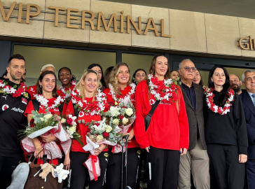Dünya ikincisi olan A Milli Kadın Voleybol Takımı yurda döndü /Metin eklendi