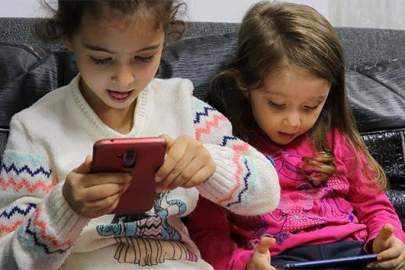 Çocuklarda Cep Telefonu Kullanımı Göz Sağlığını Tehdit Ediyor