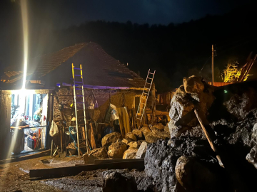 Bartın'da heyelan; 2 ev tahliye edildi