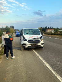 Yol kenarında yürürken minibüsün çarptığı yaya öldü