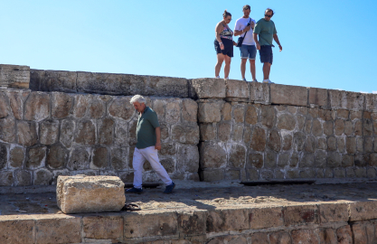 Üzerindeki çatlaklar her yıl büyüyen mendireğin yıkılma tehlikesi