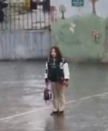 İstiklal Marşı okunurken yağmur altında saygı duruşuna geçen öğrenci ödüllendirildi / Video eklendi