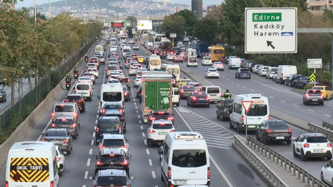 İstanbul - İstanbul'da haftanın ilk iş gününde trafik yoğunluğu yaşanıyor - 1