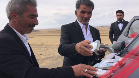 Muhtar, düğün konvoyunun yolunu kesip, cami ve Kur'an kursu için bağış aldı