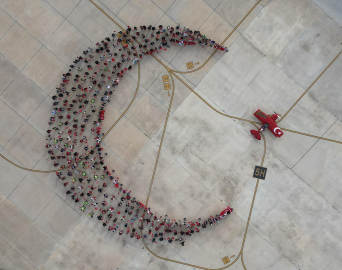 Eskişehir’de Cumhuriyet Bayramı’na özel koreografi; insanlar hilal, akrobasi uçağı yıldız oldu