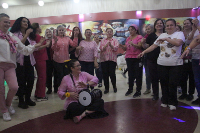 Kurduğu ritim grubuyla, kendisi gibi hasta kadınlara destek oluyor