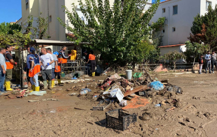 Foça'da selin izleri siliniyor