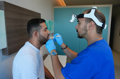 Silahlı yaralama sonucu çenesinin yarısını kaybeden hasta sağlığına kavuştu