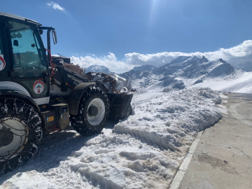 Hakkari’de kardan kapanan üs bölgesinin yolu açıldı