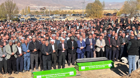 Van'daki kazada ölen çift ile kızları, Hakkari'de toprağa verildi