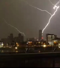 İstanbul - Ümraniye'de Finans Merkezi'nde bir binaya yıldırım düştü / Ek görüntü