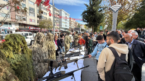 Cumhuriyet Bayramı kutlamaları kapsamında komandoların silah sergisine yoğun ilgi
