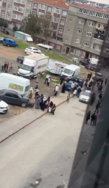 İstanbul- Sultangazi'de şoförünün el frenini çekmeyi unuttuğu minibüs kayarak 6 araca çarptı