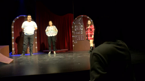 'Patisever' tiyatrocular, sokak hayvanlarının tedavisi için sahnede