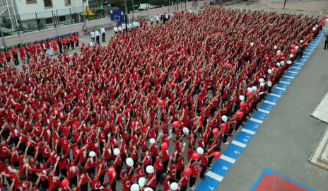 1500 öğrenci, okul bahçesinde söyledikleri şarkılarla Cumhuriyet'i kutladı