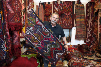 Bakır kalayı karşılığı topladığı kilim ve halılarla koleksiyon oluşturdu