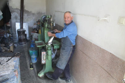 Babasından kalan 85 yıllık makine ile yarım asırdır ayakkabı tamir ediyor