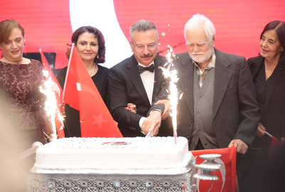 Eskişehir’de Cumhuriyet Pastasını 102 yaşındaki Ali Sezer kesti