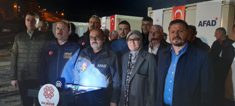 Sındırgı'da depremin ardından evlerine girmeye çekinenler, çadırlarda kalıyor (4)