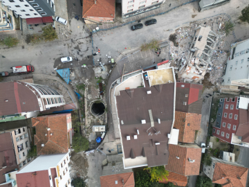 Gebze’de yıkılan binanın yakınındaki 12 bina mühürlendi; 45 aile tahliye edildi