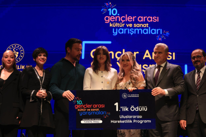 Bakan Bak, Gençler Arası Ses Yarışması Türkiye Finali'ni izledi,  sanatçılarla şarkı söyledi