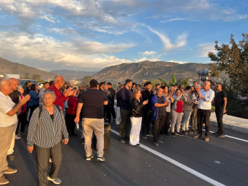 Artan kazalara dikkat çekmek için yol kapattılar