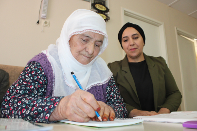 Eşi 'adını bile yazamıyorsun' deyince 88 yaşında okuma yazma öğrendi