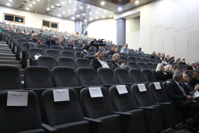 İlçenin köy statüsüne düşmemesi için düzenlenen etkinlikte salon boş kaldı; başkanın sesi titredi