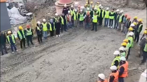 İstanbul - Başakşehir'de inşaat işçilerinden 09.05'te Ata'ya saygı duruşu