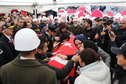 Şehit ağabeyinin cenazesini, asker selamıyla karşıladı (2)