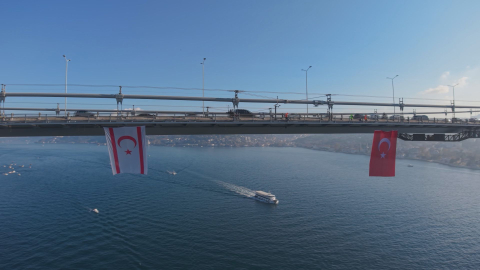 İstanbul - Şehitler Köprüsü'ne, kuruluşunun 42'nci yılını kutlayan KKTC bayrağı asıldı